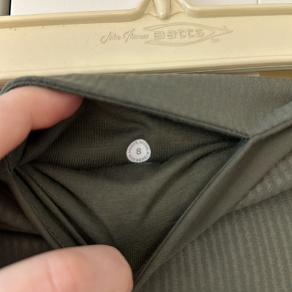 Lululemon bike shorts 8” size 8 - Picture 2 of 3